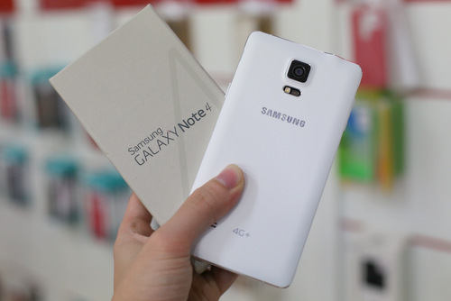 Galaxy Note 4 bản 4G hỗ trợ 1 SIM, dùng chip Qualcomm Snapdragon 805 tốc độ 2,7 GHz.