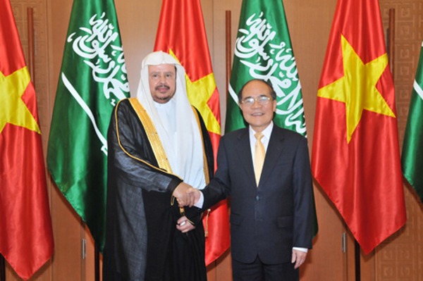 Chủ tịch Quốc hội Nguyễn Sinh Hùng chào đón Chủ tịch Quốc hội Saudi Arabia