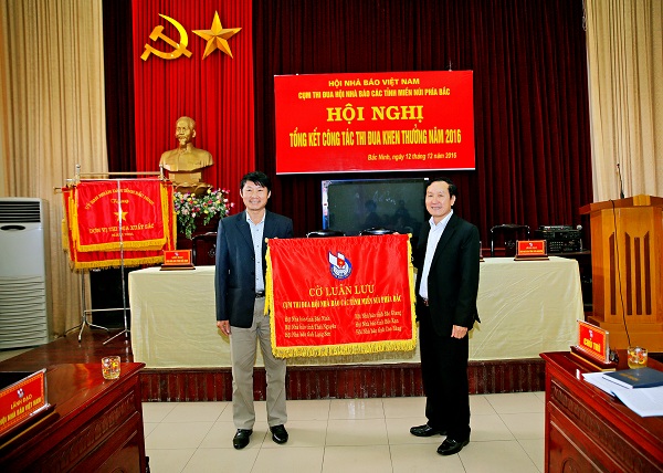 Lãnh đạo HNB Bắc Ninh trao Cờ luân lưu đăng cai tổ chức Hội nghị Thi đua của Cụm năm 2017 cho lãnh đạo HNB Lạng Sơn.