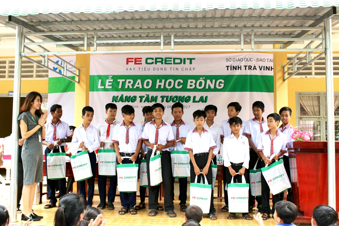 FE CREDIT trao học bổng tại tỉnh Trà Vinh